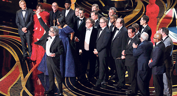 הבמאי פיטר פארלי מניף את פרס הסרט הטוב שקיבל "הספר הירוק". בחירה שמרנית של האקדמיה, צילום: רויטרס