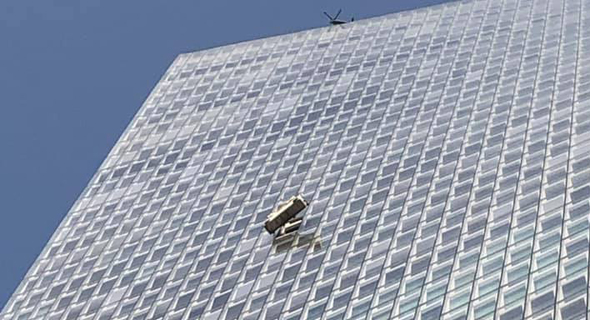 סכנת נפשות: אריח זכוכית צנח ממגדל עזריאלי שרונה