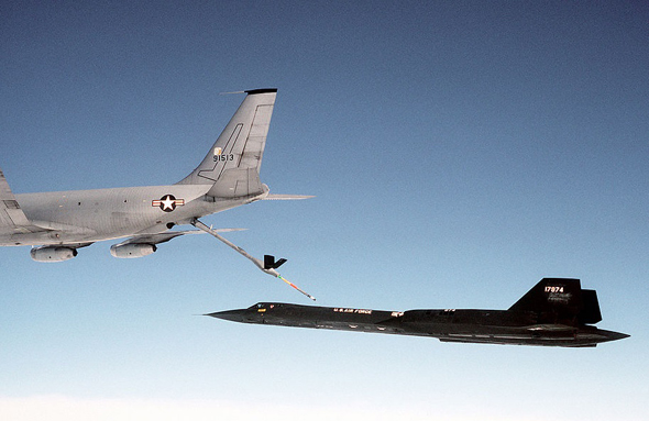 מטוס SR71 מתדלק באוויר, צילום: USAF