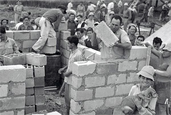 Building the first house in Kibbutz Yakum. Photo: Wikimedia/Jewish National Fund