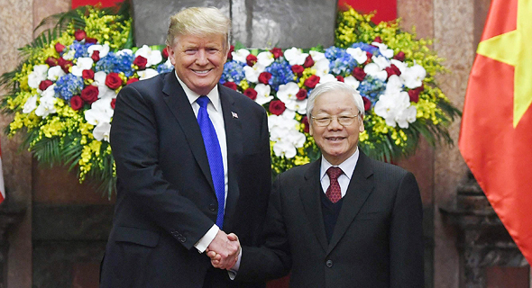 מימין נשיא וייטנאם וון פור טרונג ונשיא ארה"ב דונלד טראמפ, צילום: איי אף פי