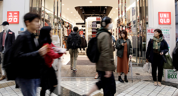 סניף יוניקלו בטוקיו, יפן. מנצלים את נקודות התורפה של המסחר המקוון, צילום: בלומברג
