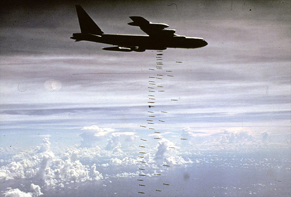 מפציץ B52 מטיס פצצות כבדות