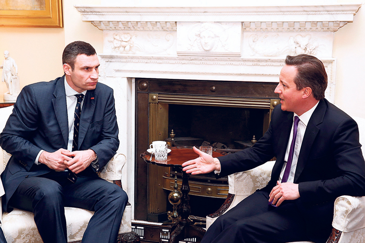 קליצ'קו הפוליטיקאי. דאונינג 10, לונדון, 2014. קליצ'קו (משמאל) עם ראש ממשלת בריטניה דיוויד קמרון, בפגישה על ההתפתחויות באוקראינה