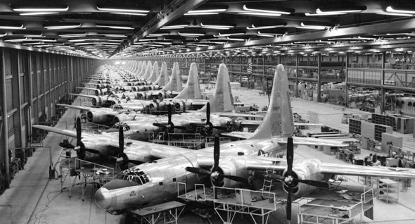 פס ייצור של מפציצי B32 במלחמת העולם השנייה, צילום: USAF