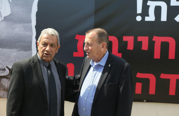 מסיבת עיתונאים נגד סגירת שדה דב. מימין: רון חולדאי ומאיר יצחק הלוי
