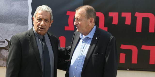 מסיבת עיתונאים נגד סגירת שדה דב. מימין: רון חולדאי ומאיר יצחק הלוי, צילום: מוטי קמחי