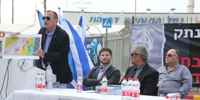 מסיבת העיתונאים בשדה דב. מימין: אבי בניהו, מאיר יצחק הלוי, בצלאל סמוטריץ