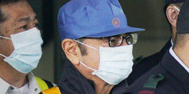 קרלוס גוהן עם מסכת מנתחים, צילום: רויטרס