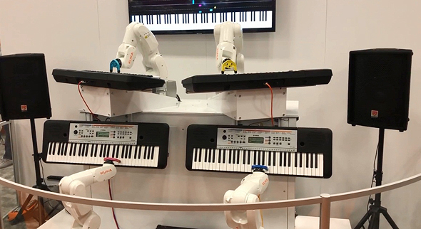 רובוטים מנגנים, מיצג בביתן של חברת רובוטיקה שמדגימה יכולת שיתוף פעולה בין רובוטים שונים