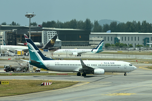 מטוס בואינג 737-8 MAX בשדה התעופה בסינגפור
