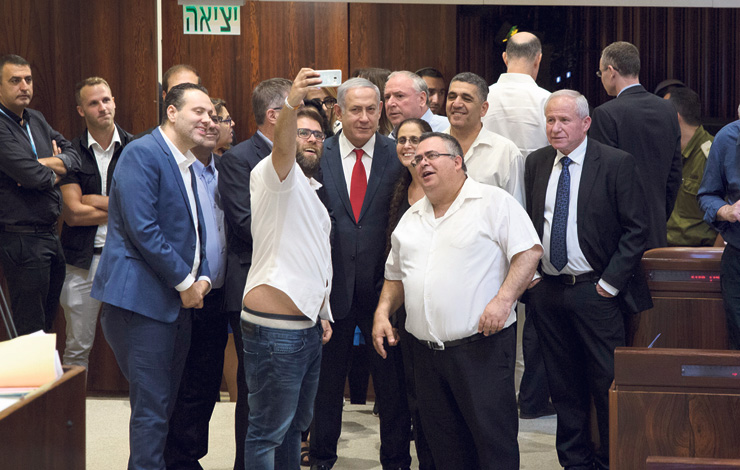 ראש הממשלה נתניהו (במרכז) עם ח"כים מהליכוד, אחרי אישור חוק הלאום, יולי. "חלק מהדברים שנעשים בידי מנהיגי המדינה לא לוקחים בחשבון את הרגשות של יהודי העולם, וזה קשה"