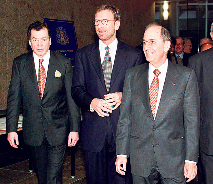 צ'רלס ברונפמן (מימין) עם אחיו אדגר (משמאל) ואחיינו אדגר ג'וניור באסיפת בעלי המניות של סיגראם, מונטריאול, 2000. יחסים משפחתיים מורכבים