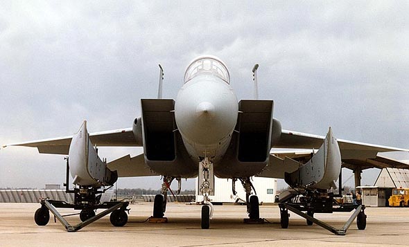מיכלים צורניים משני צדי מטוס F15, לפני חיבורם