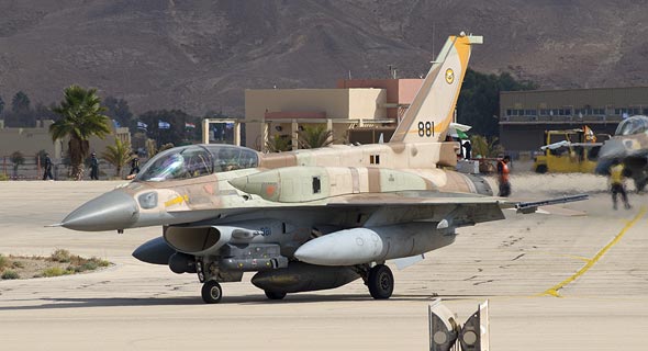 מטוס F16i של חיל האוויר הישראלי. שימו לב למיכלים הצורניים שמעל לכנפיים, צילום: שאטרסטוק
