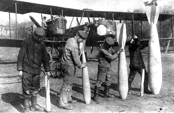 פצצות שונות של חיל האוויר הגרמני במלחמת העולם הראשונה. ברקע: מפציץ Gotha , צילום: Gonzosft
