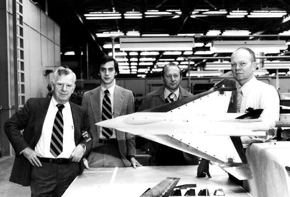 הארי הילאקר (ראשון משמאל), מהנדסי פרויקט 400 ודגם המטוס