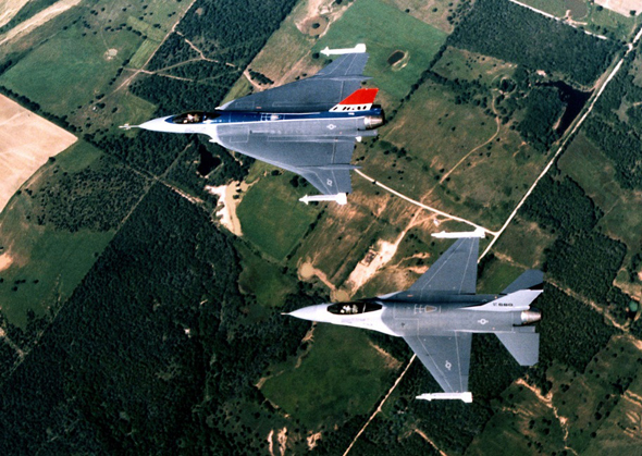 מטוס F16 סטנדרטי, ומעליו מטוס מדגם XL