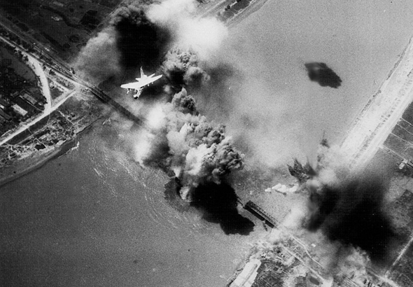 מטוסי A7 קורסייר מטילים פצצות על גשר בצפון וייטנאם, צילום: USAF