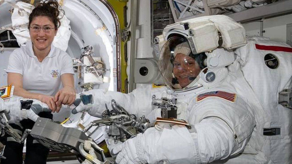 האסטרונאוטיות אן מקליין כרסיטינה קוך. עד כה רק צוותים של גברים בלבד, וצוותים מעורבים, ביצעו הליכות חלל , צילום: נאס"א