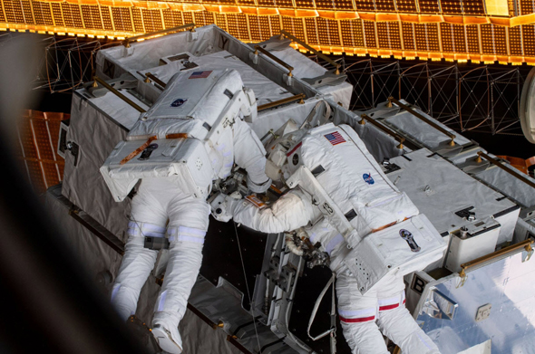 אסטרונאוטים מבצעים עבודות מחוץ לתחנת החלל, צילום: נאס"א