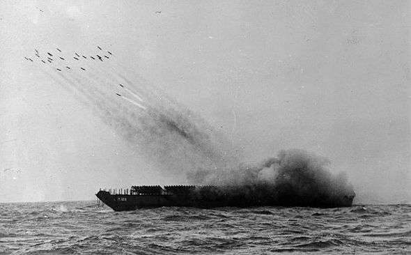 ספינה ארטילרית משגרת רקטות במלחמת העולם השנייה, במסגרת מבצע להרעשת חוף