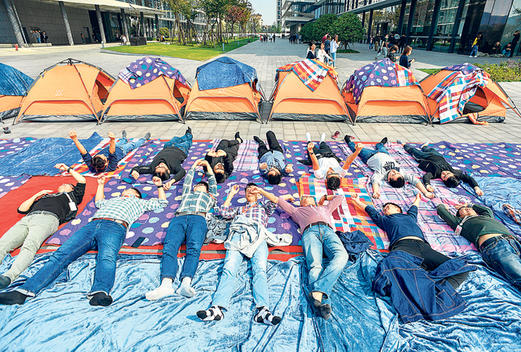 אוהלים שהציבה עליבאבא לקראת חג הרווקים האחרון, כדי שהעובדים יוכלו לנוח בין המשמרות התובעניות , צילום: Zhejiang Daily