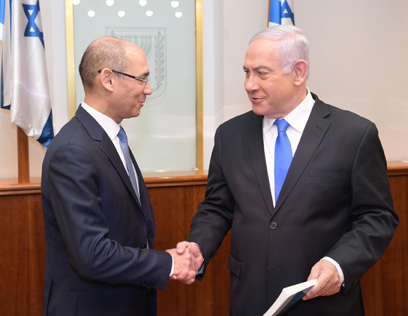 מימין: ראש הממשלה בנימין נתניהו והנגיד פרופ' אמיר ירון, אתמול בעת מסירת הדו"ח של בנק ישראל
