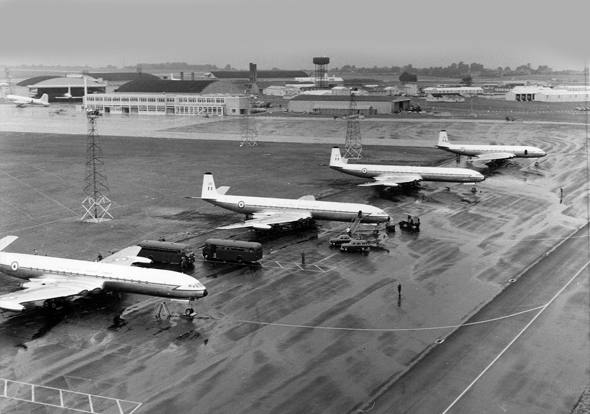 מטוסי קומט חונים בבסיס חיל האוויר הבריטי