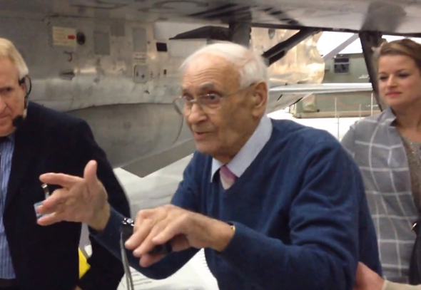 טאפי הולדן מבקר במוזיאון חיל האוויר הבריטי בדאקספורד, בו עומד המטוס שכמעט הרג אותו