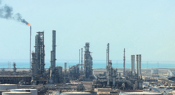 מתקני אחסון ועיבוד נפט של ארמקו בסעודיה, צילום: בלומברג