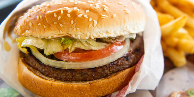 אימפוסיבל טרנד: ברגר קינג תמכור המבורגר צמחוני שמרגיש בדיוק כמו בשר 