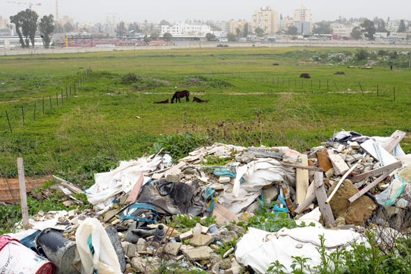 אתר פסולת בניין בשטח פתוח ליד רמלה. נזק כלכלי אדיר, צילום: יובל חן