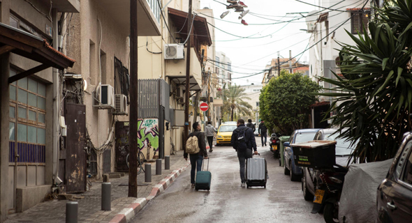 תיירים בשכונת מגורים בת"א. העותרים: "חיינו הפכו בלתי נסבלים", צילום: תומי הרפז