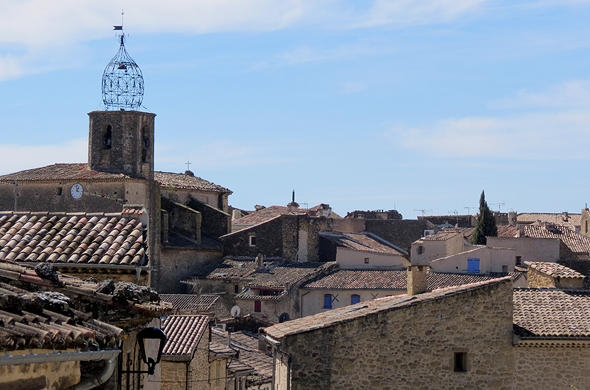 גגות הכפר לוריס וצריח הכנסייה, צילום: אלישה בן עמי