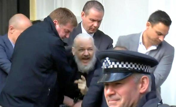ג'וליאן אסאנג' בעת מעצרו בלונדון