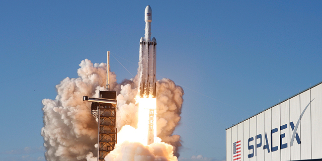 ספייס X מציגה: שיגור מסחרי ראשון של הרקטה החזקה בעולם