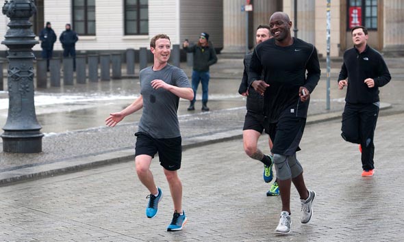 מארק צוקרברג מנכ"ל פייסבוק רץ בברלין עם שומרי ראש ב-2016, צילום: אי פי איי