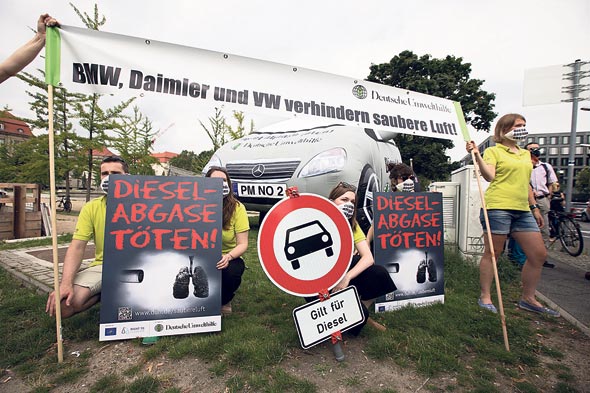 מחאה ציבורית נגד זיהום רכב. בסמכות עירייה בגרמניה לאסור כניסת רכבי דיזל לתחומה, צילום: בלומברג
