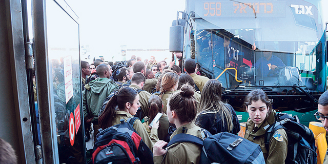 העומס על האוטובוסים בשל השבתת הרכבת ביום שישי, צילום: הרצל יוסף