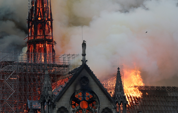 השריפה - כנסיית נוטרדאם פריז 