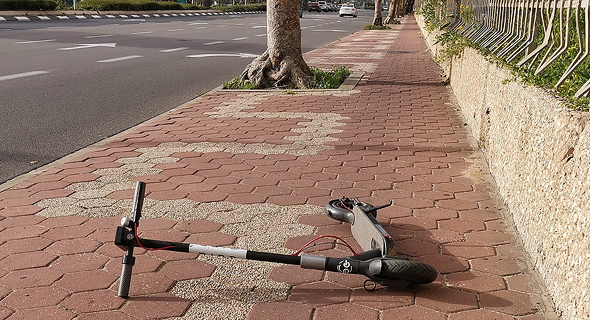 קורקינט מונח באמצע מדרכה ברמת אביב