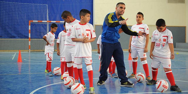 ילדים מתאמנים בכדורגל, צילום: ישראל יוסף