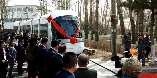 צפו: הקו האדום של הרכבת הקלה בנסיעת מבחן ראשונה בסין