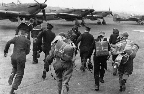 טייסים רצים למטוסיהם, כדי ליירט את מפציצי היטלר