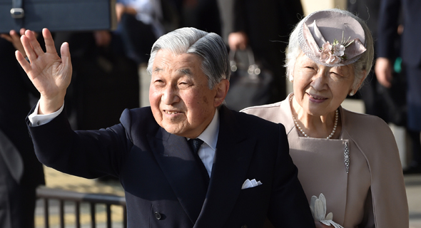קיסר יפן היוצא אקיהיטו עם אשתו מיצ'יקו 