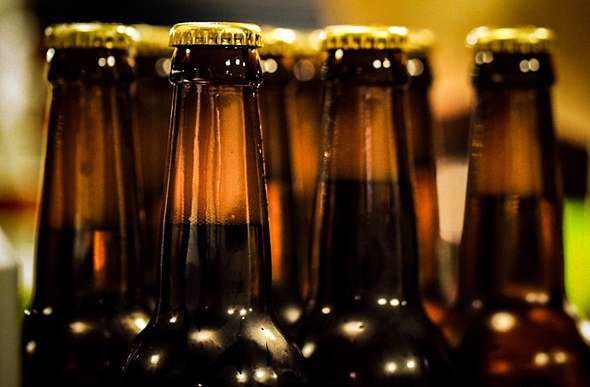 אדם קנדי ששלח את קורות החיים שלו עם בקבוקי בירה שבישל בעצמו