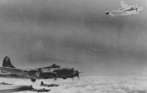 מבנה מפציצי B17 מלווה בידי מטוסי לייטנינג מעל לרומניה; שימו לב שה-P38 בפינת התמונה איבד מנוע