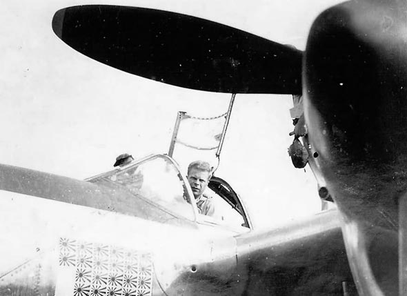 ריצ'רד בונג, אלוף ההפלות של ארצות הברית במלחמה, בקוקפיט הלייטנינג שלו