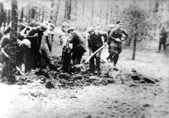 אסירים יהודים חופרים את קבריהם
